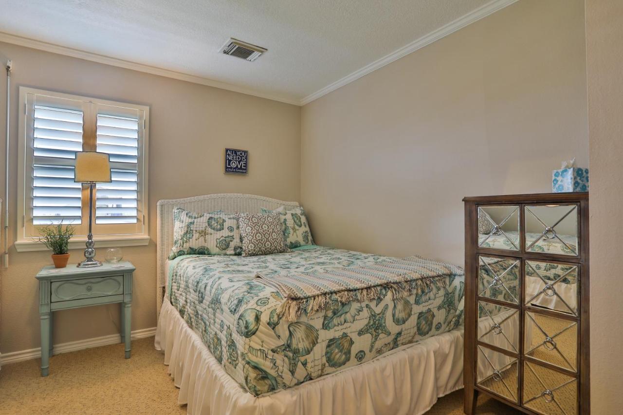 Bayside Bliss Villa Crystal Beach Exterior photo